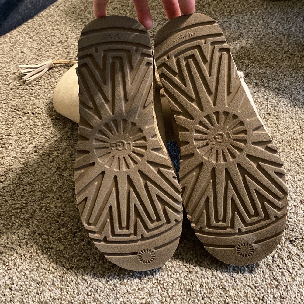 Short UGGS - Picture 2 of 2